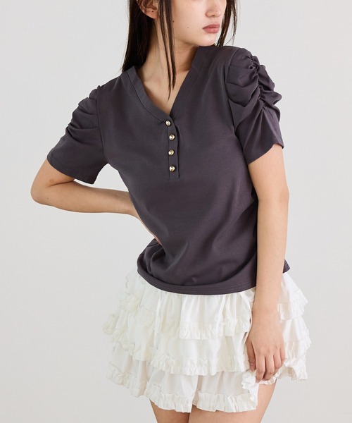 Siel(シエル)の「フロントボタン 袖ギャザーカットソー(Tシャツ/カットソー・レディース・グレー/ブラック/ホワイト/ブラウン・FREE)」の3枚目の写真