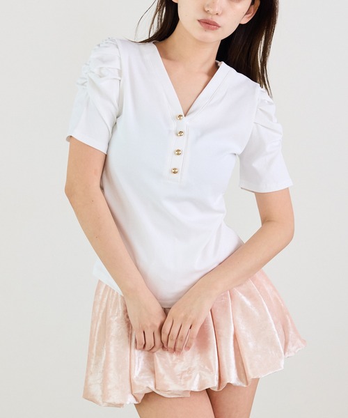 Siel(シエル)の「フロントボタン 袖ギャザーカットソー(Tシャツ/カットソー・レディース・グレー/ブラック/ホワイト/ブラウン・FREE)」の1枚目の写真