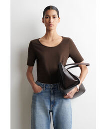 COS（コス）の「スリムスクープネックコットンTシャツ（Tシャツ/カットソー）」