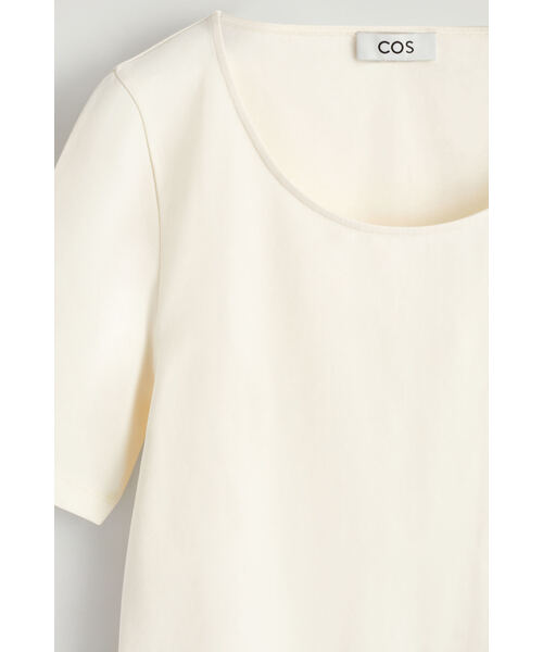 COS(コス)の「スリムスクープネックコットンTシャツ(Tシャツ/カットソー・レディース・アイボリー/ブラウン系その他/ネイビー・XL/L/M/S/XS)」の14枚目の写真