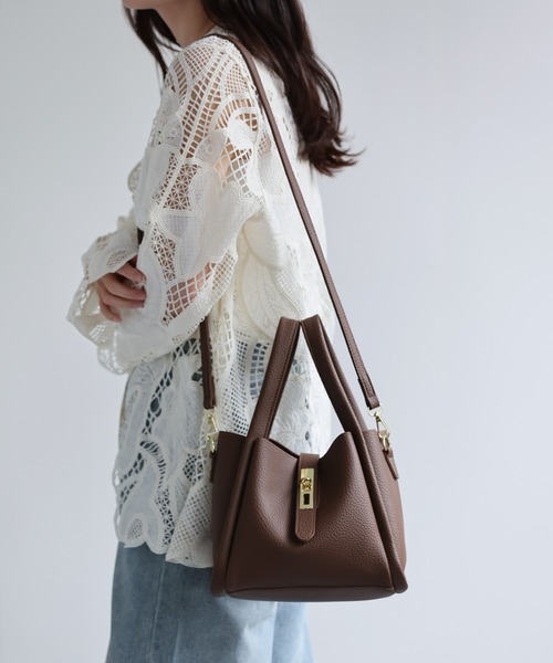 ap retro(アプレトロ)の「2WAYレザーライクショルダーBag / ミニポーチ付き(ショルダーバッグ・レディース・ブラウン/グレー/オフホワイト/ブラック・FREE)」の4枚目の写真