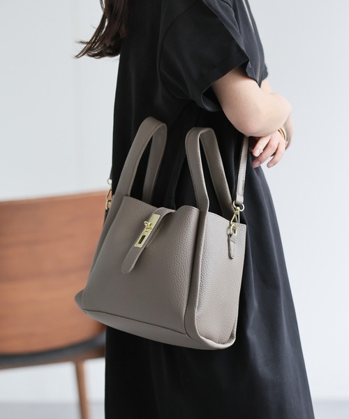 ap retro(アプレトロ)の「2WAYレザーライクショルダーBag / ミニポーチ付き(ショルダーバッグ・レディース・ブラウン/グレー/オフホワイト/ブラック・FREE)」の3枚目の写真