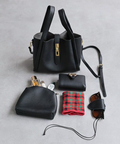ap retro(アプレトロ)の「2WAYレザーライクショルダーBag / ミニポーチ付き(ショルダーバッグ・レディース・ブラウン/グレー/オフホワイト/ブラック・FREE)」の1枚目の写真