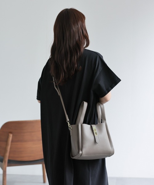 ap retro(アプレトロ)の「2WAYレザーライクショルダーBag / ミニポーチ付き(ショルダーバッグ・レディース・ブラウン/グレー/オフホワイト/ブラック・FREE)」の6枚目の写真