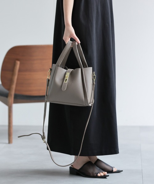 ap retro(アプレトロ)の「2WAYレザーライクショルダーBag / ミニポーチ付き(ショルダーバッグ・レディース・ブラウン/グレー/オフホワイト/ブラック・FREE)」の5枚目の写真