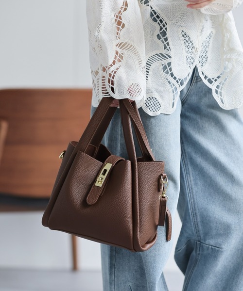 ap retro(アプレトロ)の「2WAYレザーライクショルダーBag / ミニポーチ付き(ショルダーバッグ・レディース・ブラウン/グレー/オフホワイト/ブラック・FREE)」の7枚目の写真