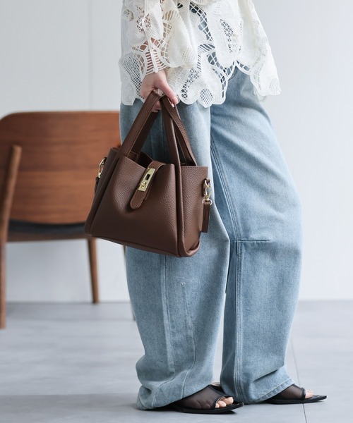 ap retro(アプレトロ)の「2WAYレザーライクショルダーBag / ミニポーチ付き(ショルダーバッグ・レディース・ブラウン/グレー/オフホワイト/ブラック・FREE)」の8枚目の写真