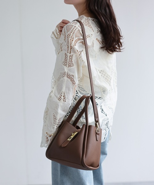 ap retro(アプレトロ)の「2WAYレザーライクショルダーBag / ミニポーチ付き(ショルダーバッグ・レディース・ブラウン/グレー/オフホワイト/ブラック・FREE)」の9枚目の写真