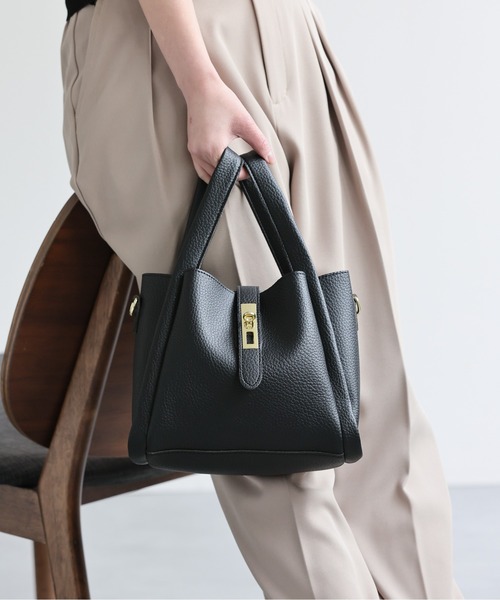 ap retro(アプレトロ)の「2WAYレザーライクショルダーBag / ミニポーチ付き(ショルダーバッグ・レディース・ブラウン/グレー/オフホワイト/ブラック・FREE)」の19枚目の写真