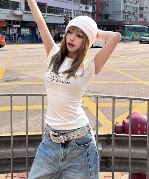 VIBGYOR(ヴィブジョー)の「【EIZZ/アイズ】ラインストーンロゴ タイト スリムフィット ショートスリーブ Tシャツ(Tシャツ/カットソー・レディース・ホワイト/ブラック・FREE)」の1枚目の写真