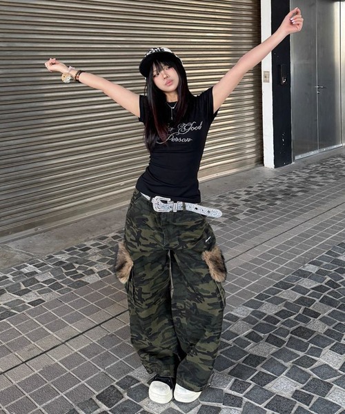 VIBGYOR(ヴィブジョー)の「【EIZZ/アイズ】ラインストーンロゴ タイト スリムフィット ショートスリーブ Tシャツ(Tシャツ/カットソー・レディース・ホワイト/ブラック・FREE)」の12枚目の写真