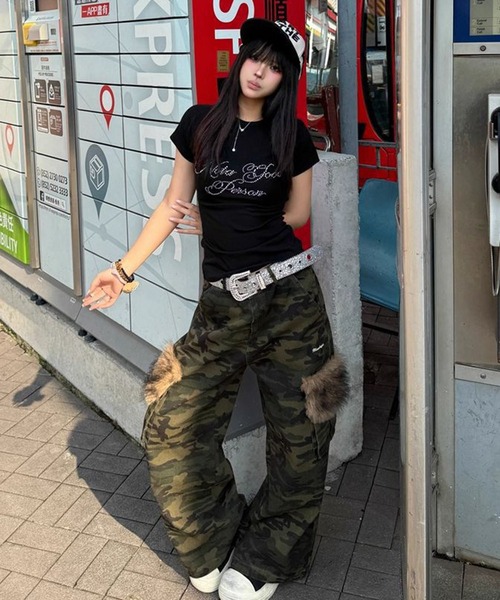 VIBGYOR(ヴィブジョー)の「【EIZZ/アイズ】ラインストーンロゴ タイト スリムフィット ショートスリーブ Tシャツ(Tシャツ/カットソー・レディース・ホワイト/ブラック・FREE)」の10枚目の写真