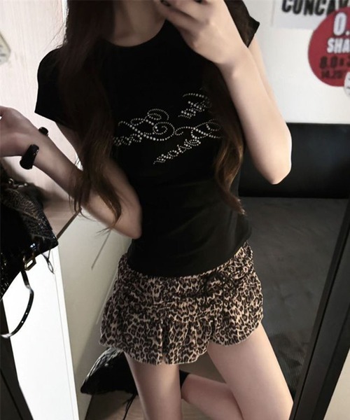 VIBGYOR(ヴィブジョー)の「【EIZZ/アイズ】ラインストーンロゴ タイト スリムフィット ショートスリーブ Tシャツ(Tシャツ/カットソー・レディース・ホワイト/ブラック・FREE)」の9枚目の写真