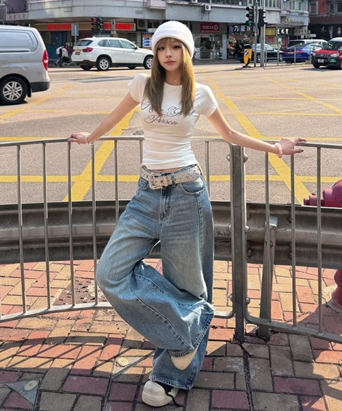 VIBGYOR(ヴィブジョー)の「【EIZZ/アイズ】ラインストーンロゴ タイト スリムフィット ショートスリーブ Tシャツ(Tシャツ/カットソー・レディース・ホワイト/ブラック・FREE)」の8枚目の写真