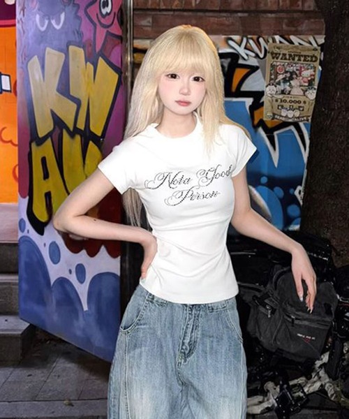 VIBGYOR(ヴィブジョー)の「【EIZZ/アイズ】ラインストーンロゴ タイト スリムフィット ショートスリーブ Tシャツ(Tシャツ/カットソー・レディース・ホワイト/ブラック・FREE)」の5枚目の写真