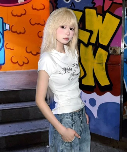 VIBGYOR(ヴィブジョー)の「【EIZZ/アイズ】ラインストーンロゴ タイト スリムフィット ショートスリーブ Tシャツ(Tシャツ/カットソー・レディース・ホワイト/ブラック・FREE)」の4枚目の写真