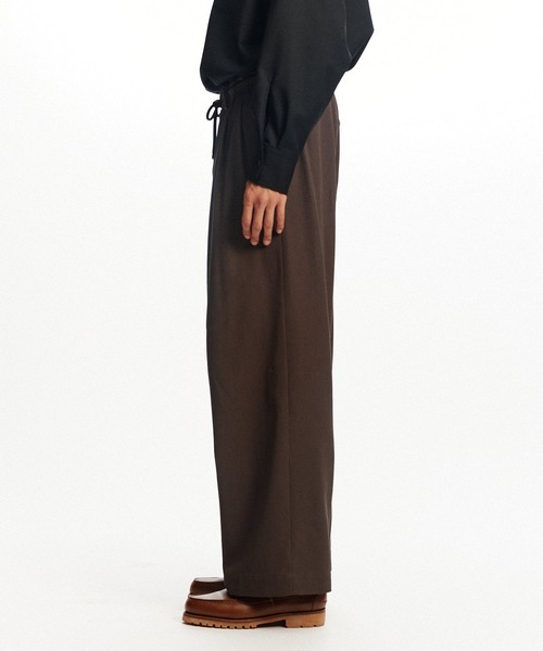 markaware(マーカウェア)の「TRIPLE PLEATED EASY TROUSERS(スラックス・メンズ・ブラック/チャコールグレー・1/2)」の6枚目の写真