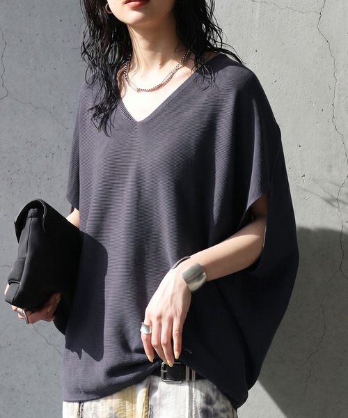 antiqua(アンティカ)の「Vネック 半袖 ドルマンニット(ニット/セーター・レディース・ベージュ系その他/レッド/チャコールグレー/ブラック・ONESIZE)」の2枚目の写真