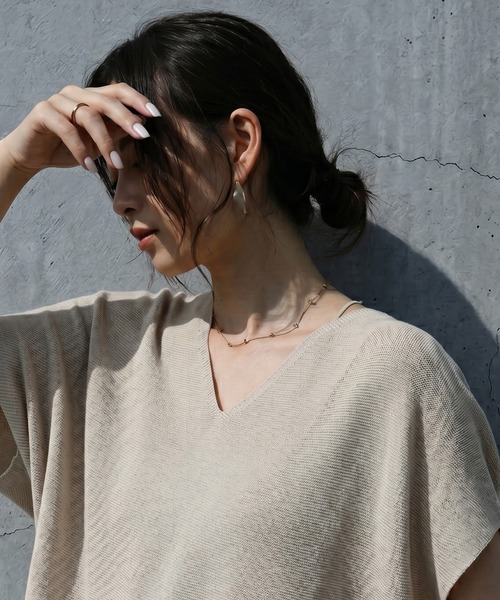 antiqua(アンティカ)の「Vネック 半袖 ドルマンニット(ニット/セーター・レディース・ベージュ系その他/レッド/チャコールグレー/ブラック・ONESIZE)」の11枚目の写真