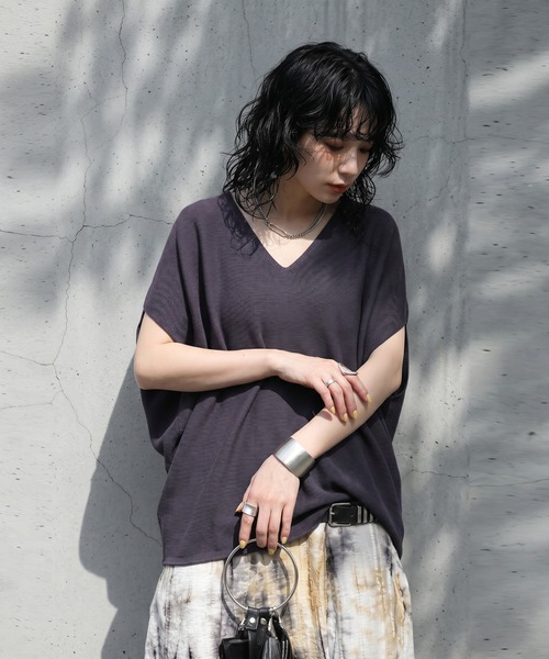 antiqua(アンティカ)の「Vネック 半袖 ドルマンニット(ニット/セーター・レディース・ベージュ系その他/レッド/チャコールグレー/ブラック・ONESIZE)」の8枚目の写真