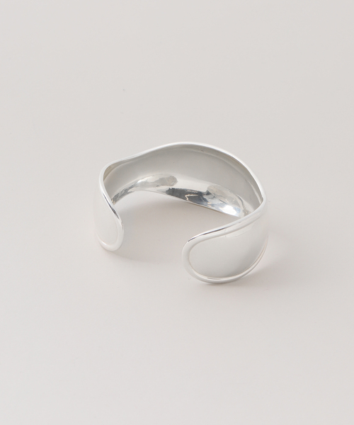 lavera(ラヴェーラ)の「Laver ラバー CURVE CUFF CR05(ブレスレット・レディース・シルバー・FREE)」の5枚目の写真