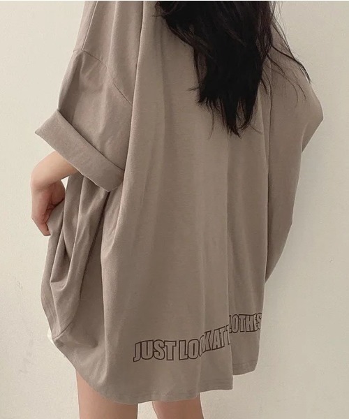 Lips(リップス)の「ゆるっとシルエットでこなれ感♪大人カジュアルに決まるビッグTシャツ(Tシャツ/カットソー・レディース・ダークグレー/カーキ/ブラック・FREE)」の11枚目の写真