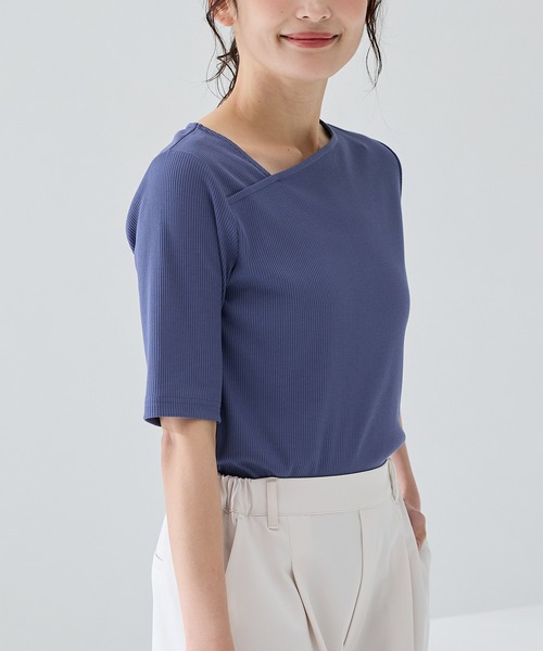 Honeys(ハニーズ)の「【ハニさら・接触冷感・UVカット】アシメネックトップス(Tシャツ/カットソー・レディース・ブラウン/ダークブルー/ブラック/アイボリー・S/M/LL/L)」の4枚目の写真