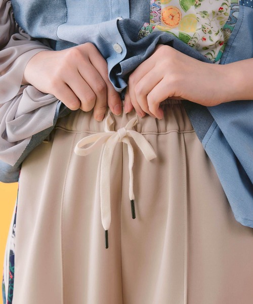 ScoLar(スカラー)の「162646:サイドライン入り ジャージ×デニムパンツ(デニムパンツ・レディース・ベージュ/ブラック・M)」の9枚目の写真