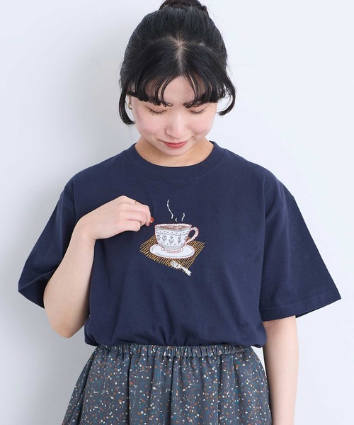 l'atelier du savon(アトリエドサボン)の「アップリケ刺繍 ティーカップTシャツ(Tシャツ/カットソー・レディース・オートミール/ネイビー/ホワイト・FREE)」の1枚目の写真