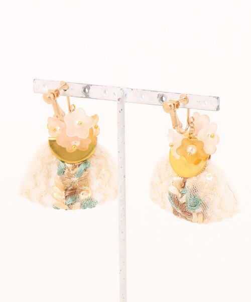 tone(トーン)の「【RosraiE】フラワーボール インド刺繍リボン イヤリング(MA)(イヤリング・レディース・ゴールド・FREE)」の4枚目の写真