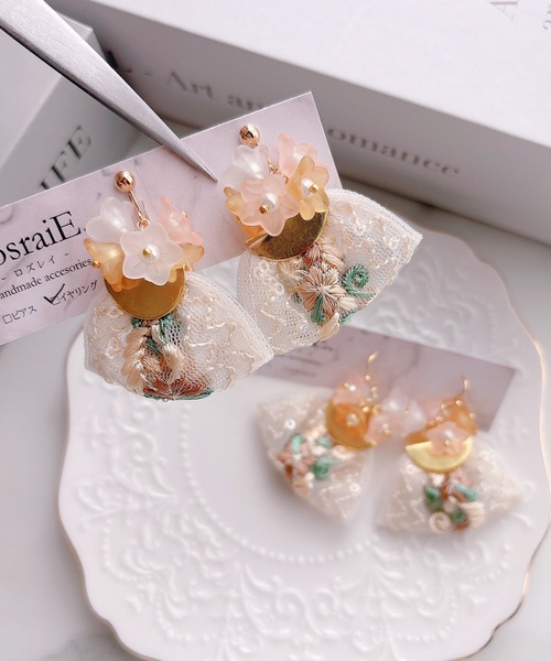 tone(トーン)の「【RosraiE】フラワーボール インド刺繍リボン イヤリング(MA)(イヤリング・レディース・ゴールド・FREE)」の2枚目の写真