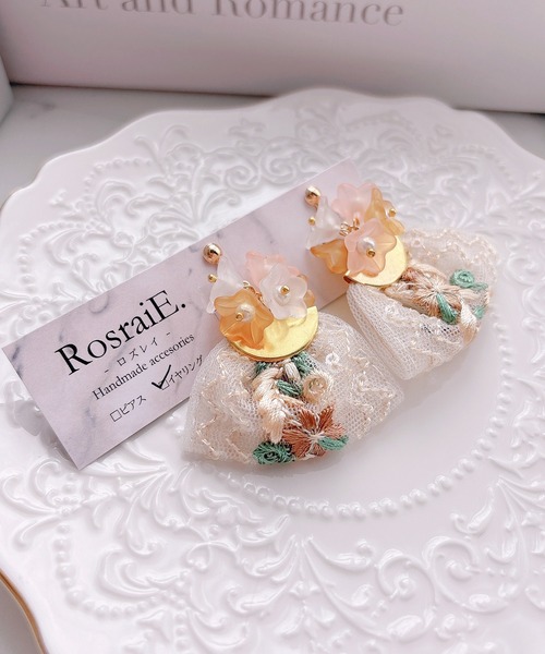 tone(トーン)の「【RosraiE】フラワーボール インド刺繍リボン イヤリング(MA)(イヤリング・レディース・ゴールド・FREE)」の3枚目の写真