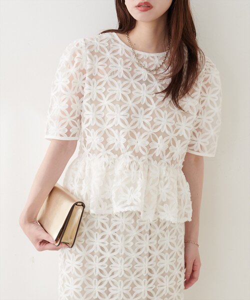natural couture（ナチュラルクチュール）の「お花刺繍ペプラムブラウス（シャツ/ブラウス・レディース・オフホワイト/アイボリー/ブラック・FREE）」の4枚目の写真