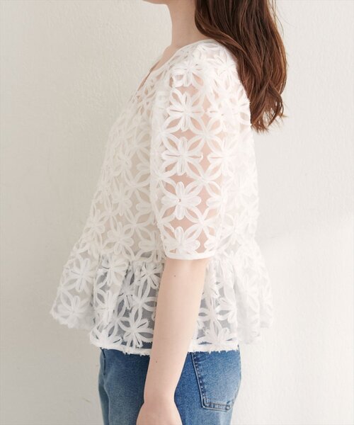 natural couture（ナチュラルクチュール）の「お花刺繍ペプラムブラウス（シャツ/ブラウス・レディース・オフホワイト/アイボリー/ブラック・FREE）」の13枚目の写真