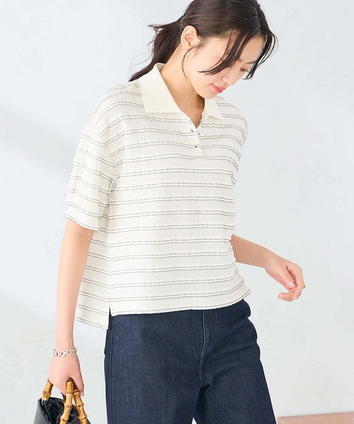 a.v.v(アーヴェヴェ)の「フリルボーダーポロトップス(Tシャツ/カットソー・レディース・ブラウン/アイボリー・39)」の2枚目の写真