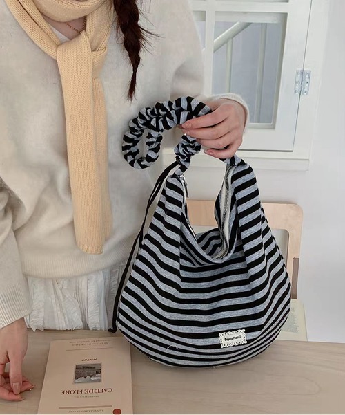 LA VORAGINE(ラ ヴォラジネ)の「ボーダー&スター ドロストショルダーバッグ A4対応大容量(ショルダーバッグ・レディース・GRAY/Navy/Black・FREE)」の7枚目の写真