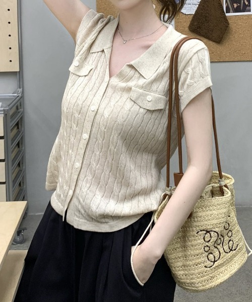 &soiree(アンドソワレ)の「フェイクポケット付きスキッパー衿半袖ケーブルニットカーディガン(カーディガン/ボレロ・レディース・オートミール/ブラック/グレー/ベージュ/ブラウン・FREE)」の9枚目の写真