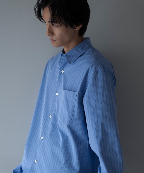 ADAM ET ROPE'(アダムエロペ)の「ストライプタイプライターレギュラーカラーシャツ(シャツ/ブラウス・メンズ・ブルー系その他4/ダークブラウン・L/M)」の2枚目の写真