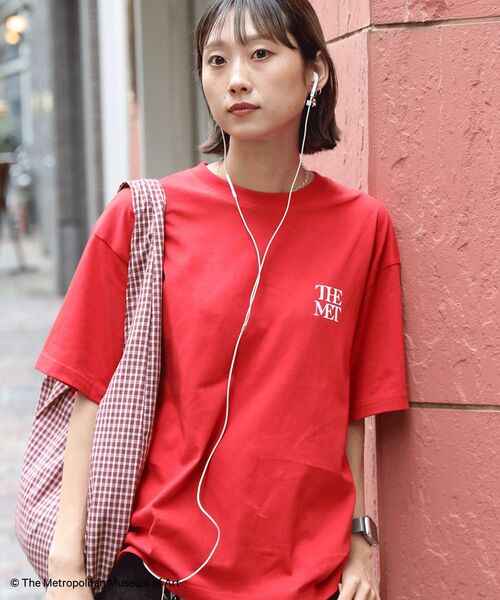 FFEIN(フェイン)の「【FFEIN(フェイン)】The MetワンポイントロゴTシャツ / メトロポリタン美術館 半袖 クルーネック プリント ワンポイント プリント(Tシャツ/カットソー・メンズ・レッド/その他1/ネイビー/ブラック/ホワイト・LARGE/MEDIUM/SMALL)」の5枚目の写真