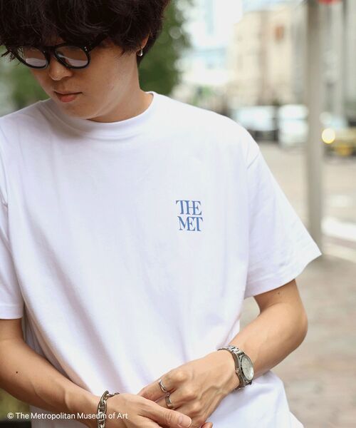 FFEIN(フェイン)の「【FFEIN(フェイン)】The MetワンポイントロゴTシャツ / メトロポリタン美術館 半袖 クルーネック プリント ワンポイント プリント(Tシャツ/カットソー・メンズ・レッド/その他1/ネイビー/ブラック/ホワイト・LARGE/MEDIUM/SMALL)」の2枚目の写真