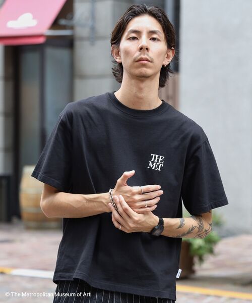 FFEIN(フェイン)の「【FFEIN(フェイン)】The MetワンポイントロゴTシャツ / メトロポリタン美術館 半袖 クルーネック プリント ワンポイント プリント(Tシャツ/カットソー・メンズ・レッド/その他1/ネイビー/ブラック/ホワイト・LARGE/MEDIUM/SMALL)」の18枚目の写真