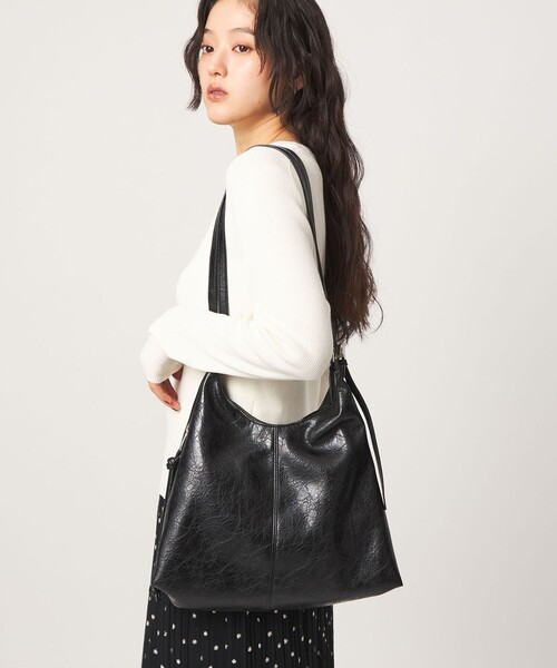 green label relaxing(グリーンレーベルリラクシング)の「ロングショルダーバッグ チャーム付き(ショルダーバッグ・レディース・ブラック/ナチュラル・FREE)」の1枚目の写真