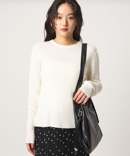 green label relaxing(グリーンレーベルリラクシング)の「ロングショルダーバッグ チャーム付き(ショルダーバッグ・レディース・ブラック/ナチュラル・FREE)」の3枚目の写真