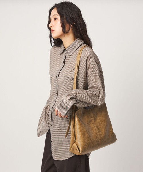 green label relaxing(グリーンレーベルリラクシング)の「ロングショルダーバッグ チャーム付き(ショルダーバッグ・レディース・ブラック/ナチュラル・FREE)」の5枚目の写真