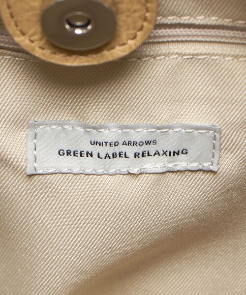 green label relaxing(グリーンレーベルリラクシング)の「ロングショルダーバッグ チャーム付き(ショルダーバッグ・レディース・ブラック/ナチュラル・FREE)」の16枚目の写真