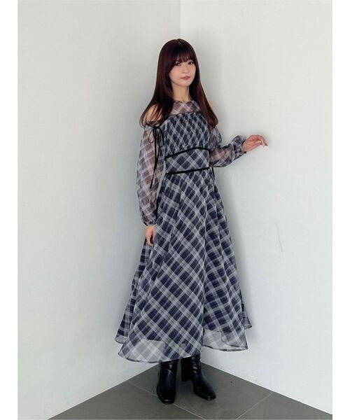 MERCURYDUO(マーキュリーデュオ)の「チェックシャーリングワンピース(ワンピース・レディース・ブラック/ブラウン・FREE)」の2枚目の写真
