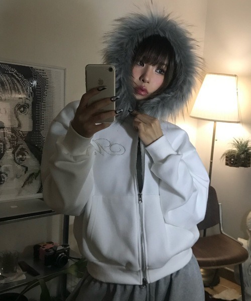 MASHIRO(マシロ)の「【MASHIRO】エコファーフードポイント刺繍Wジップフーディー Y2K(MA/EK170)(パーカー・レディース・ホワイト/グレー・FREE)」の4枚目の写真