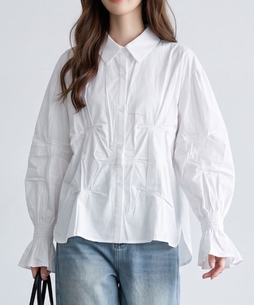 umune（ウムネ）の「構築的なフォルムが目を惹く、存在感のあるデザインシャツ（シャツ/ブラウス・レディース・オフホワイト/ブラック/ブラウン・FREE）」の2枚目の写真