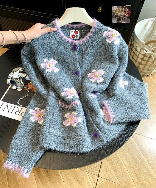 AMAJI(アマジ)の「立体フラワー刺繍 クルーネック ニットカーディガン(カーディガン/ボレロ・レディース・グレー/ホワイト・FREE)」の2枚目の写真