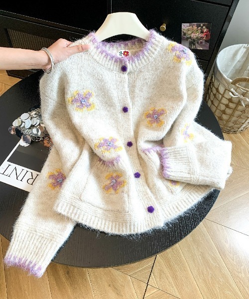 AMAJI(アマジ)の「立体フラワー刺繍 クルーネック ニットカーディガン(カーディガン/ボレロ・レディース・グレー/ホワイト・FREE)」の1枚目の写真